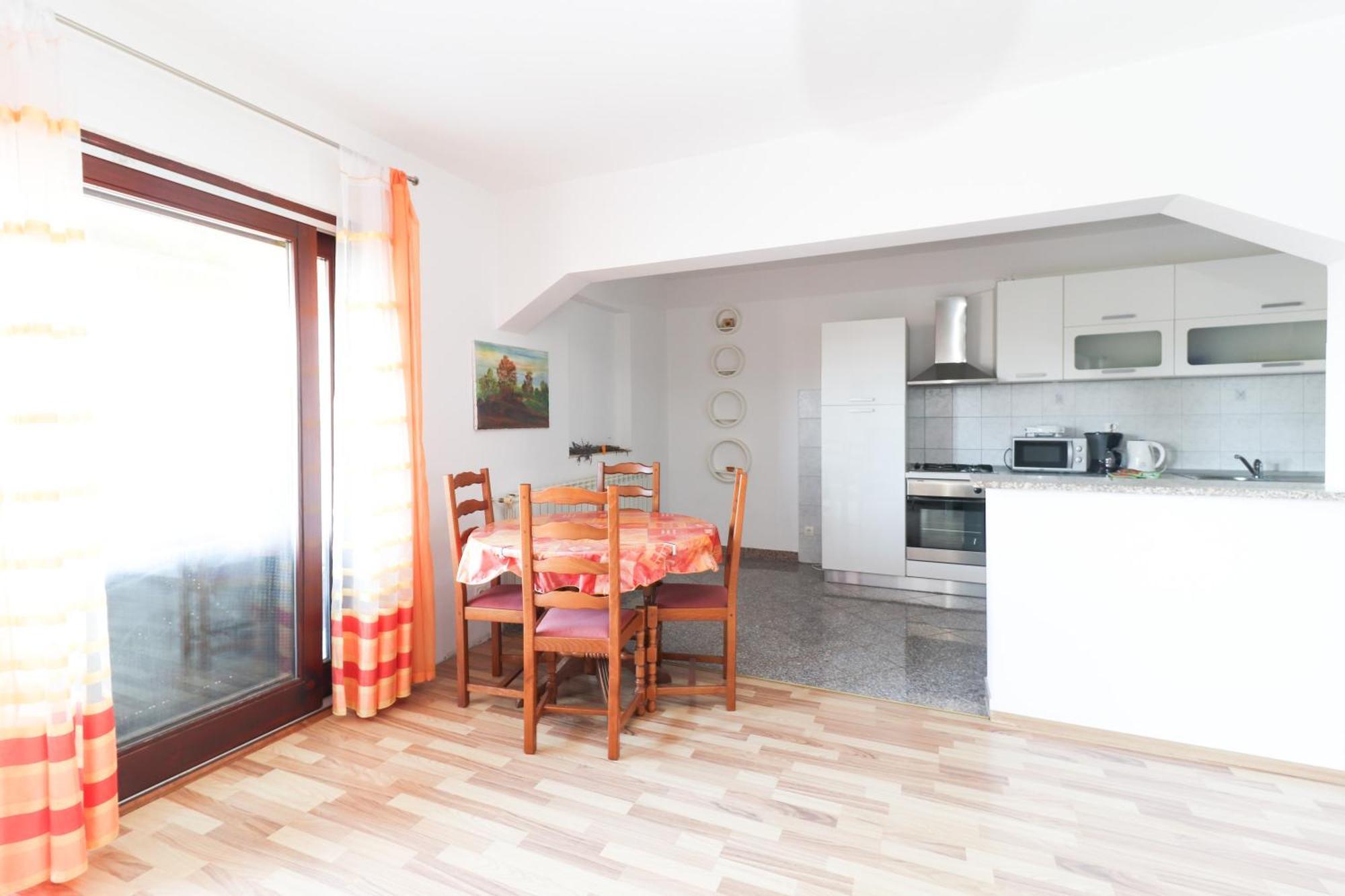 Luka Apartment *